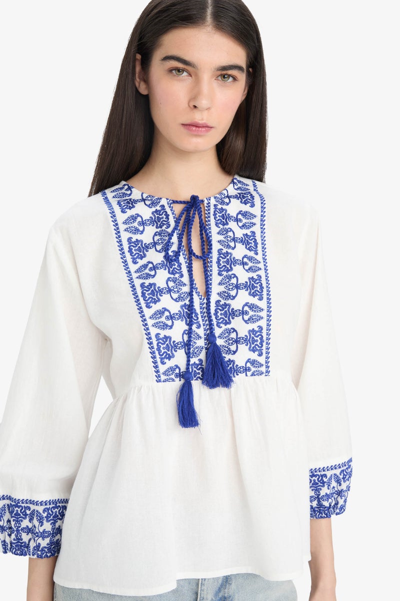 ديفاكتو بلوزة كم طويل مطرز ذو مظهر كتان قصة عادية أزرق - Image 4